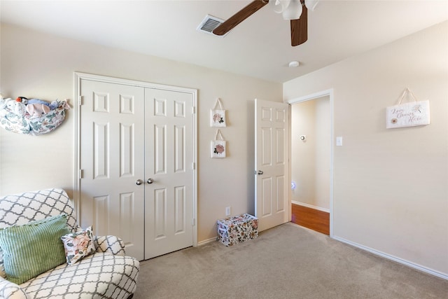 living area with ceiling fan, visible vents, baseboards, and carpet