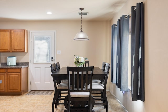 dining room with visible vents and recessed lighting