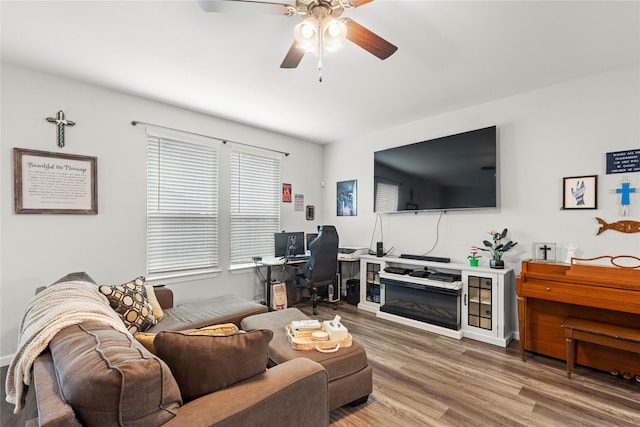 517 Williams Way, Van Alstyne, TX 75495 - living area featuring a ceiling fan and wood finished floors