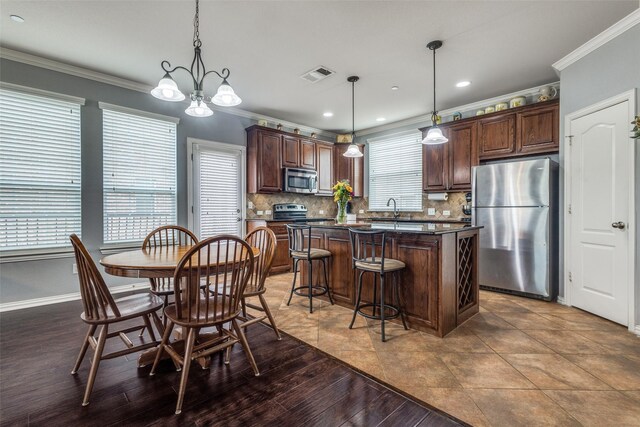 dining area featuring crown molding, a chandelier, recessed lighting, baseboards, and visible vents