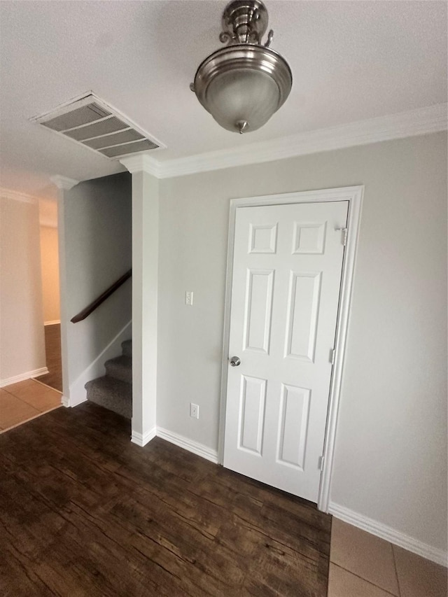 914 Gallant Fox Dr, Dallas, TX 75211 - kitchen featuring visible vents, a peninsula, white appliances, a sink, and light tile patterned floors