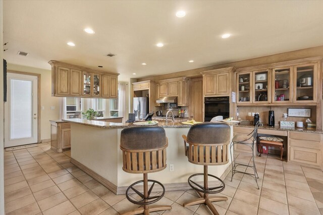 dining space featuring arched walkways, recessed lighting, baseboards, light tile patterned floors, and visible vents
