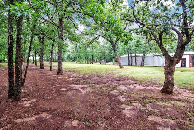 view of yard featuring an outdoor structure and a pole building