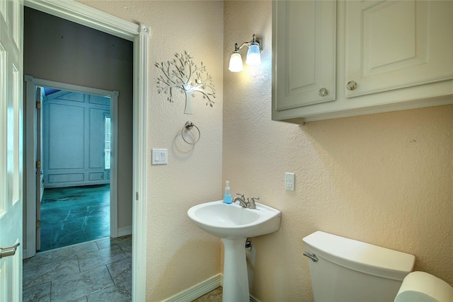 2160 W Fm 550, Mclendon Chisholm, TX 75032 - bathroom with toilet, a sink, and baseboards
