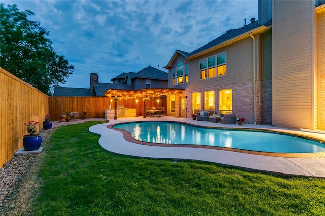 view of patio / terrace with a fenced backyard, outdoor dining space, ceiling fan, and an outdoor kitchen