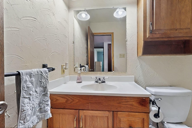 1907 Rambling Ridge Ln, Carrollton, TX 75007 - half bath with vanity, a textured wall, and toilet