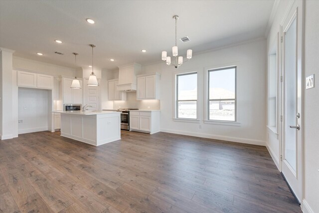 kitchen featuring crown molding, an inviting chandelier, white cabinets, a sink, and appliances with stainless steel finishes