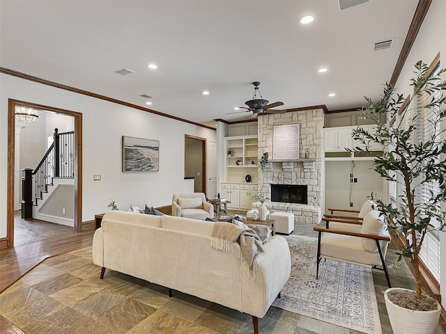 living area featuring ceiling fan, recessed lighting, baseboards, visible vents, and ornamental molding