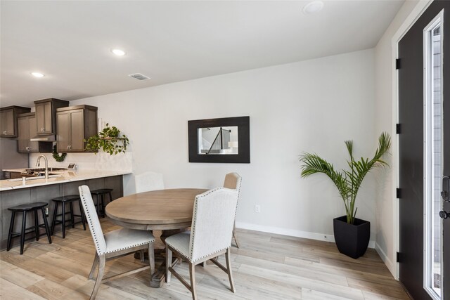dining room with visible vents, recessed lighting, baseboards, and light wood-type flooring