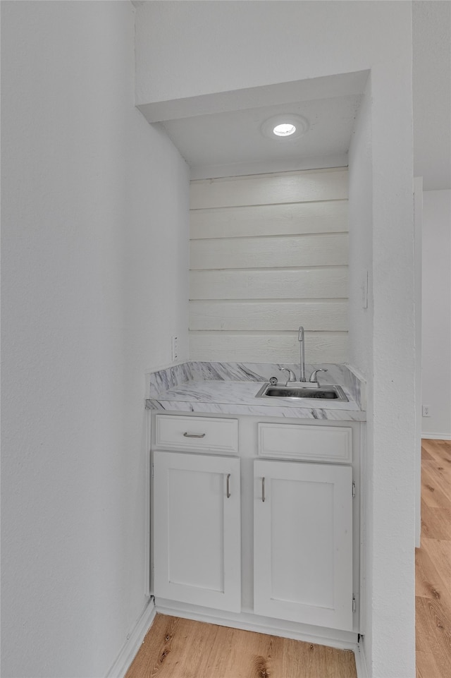 6034 Stoneybrook Dr, Fort Worth, TX 76112 - bar featuring a sink and light wood-style flooring