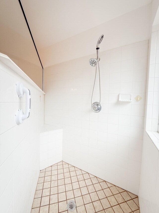 full bathroom featuring a tile shower