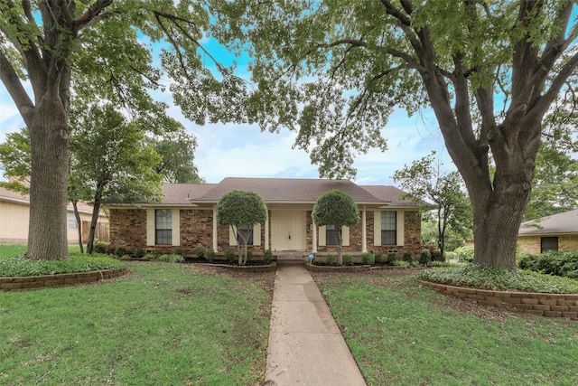 913 Vince Ln, Desoto, TX 75115 - single story home featuring roof with shingles, a front lawn, and brick siding
