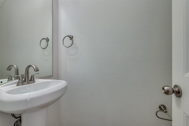 2372 Homewood Ln, Grand Prairie, TX 75050 - bathroom featuring a sink