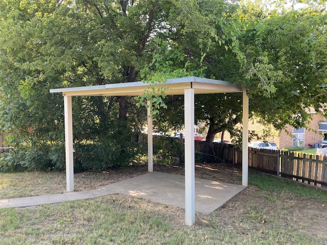 2406 Parkside Dr, Grand Prairie, TX 75052 - view of yard featuring fence