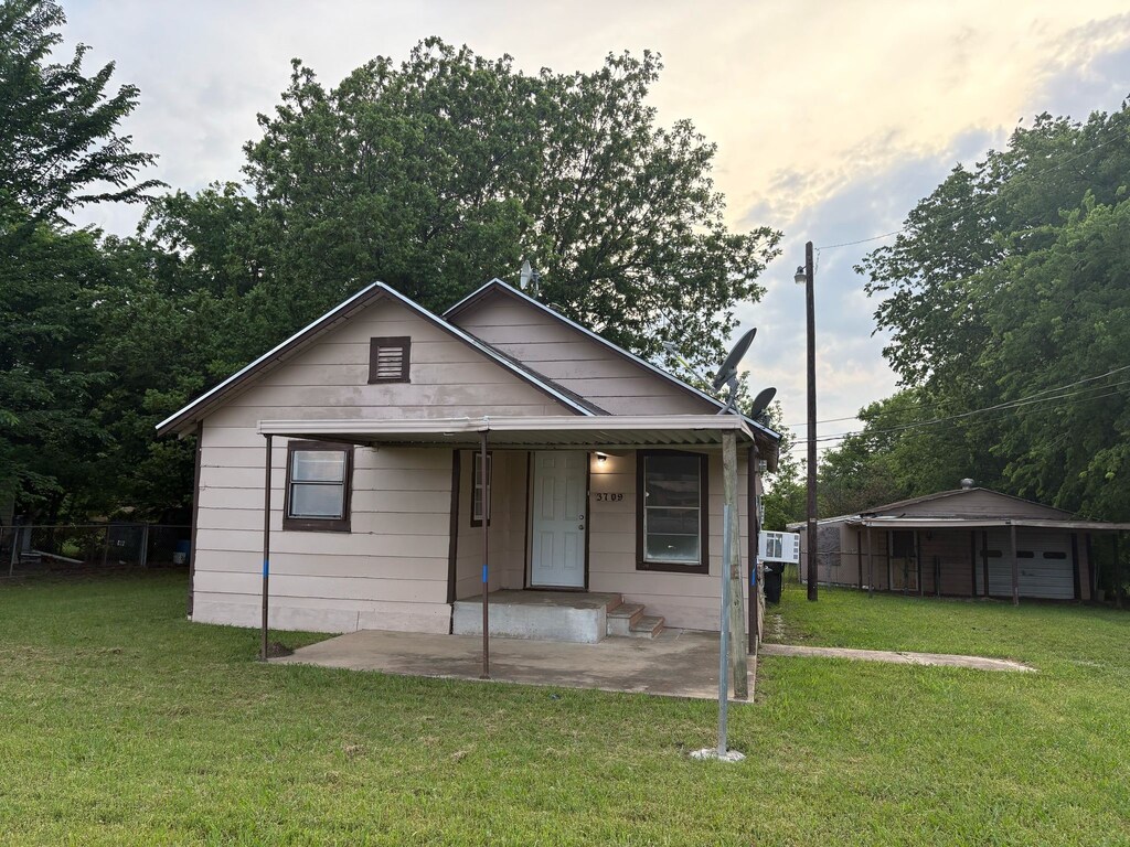 3709 N State Highway 91, Denison, TX 75020 - bungalow-style home featuring covered porch and a front lawn