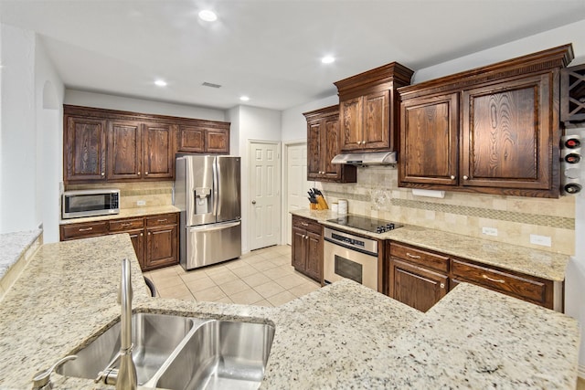 kitchen with visible vents, recessed lighting, under cabinet range hood, tasteful backsplash, and stainless steel appliances