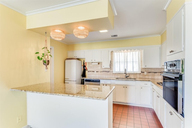 kitchen with visible vents, appliances with stainless steel finishes, tasteful backsplash, a sink, and a peninsula