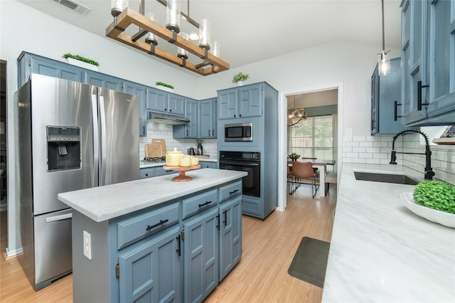 kitchen featuring a sink, stainless steel appliances, blue cabinetry, and visible vents