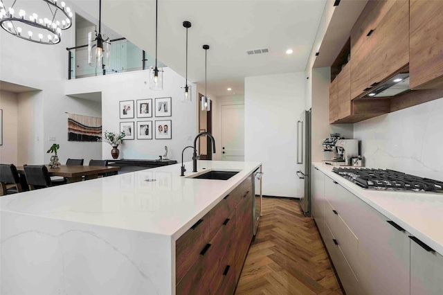 kitchen featuring a sink, stainless steel appliances, recessed lighting, under cabinet range hood, and visible vents