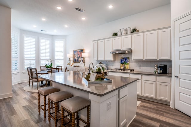 1130 Holcombe Dr, Anna, TX 75409 - kitchen featuring a breakfast bar area, recessed lighting, tasteful backsplash, under cabinet range hood, and visible vents