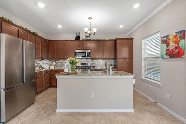 4603 Amal Saleh Dr, Irving, TX 75061 - kitchen featuring a kitchen island with sink, tasteful backsplash, an inviting chandelier, ornamental molding, and stainless steel appliances
