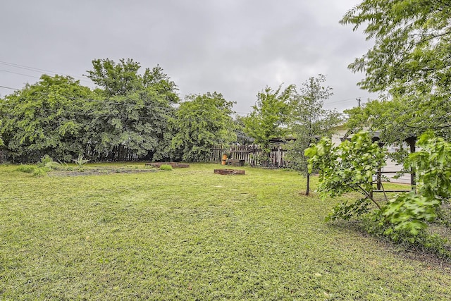 view of yard featuring a fenced backyard
