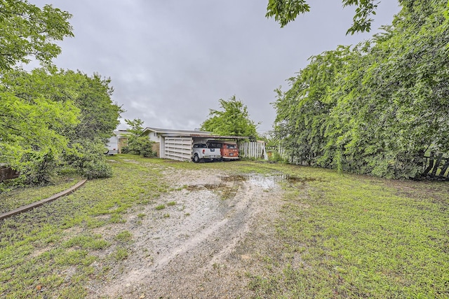 view of yard featuring driveway