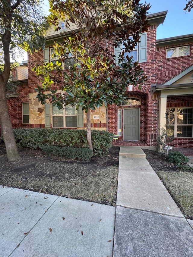1932 Loma Linda Dr, Irving, TX 75063 - property entrance featuring brick siding