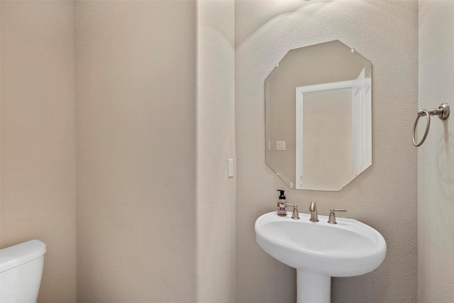 bathroom featuring a sink and toilet