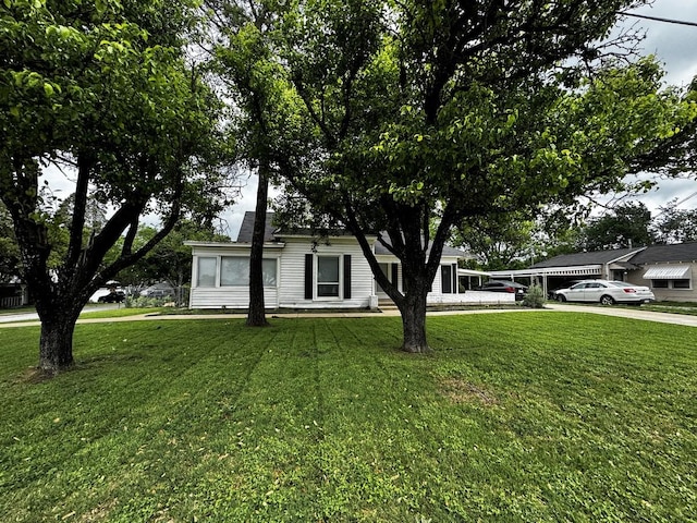 322 Hill St, Grand Prairie, TX 75050 - view of front facade featuring concrete driveway and a front yard