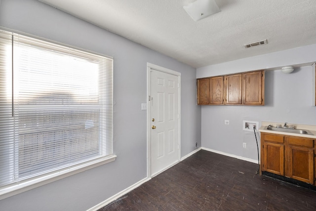 laundry area with visible vents, cabinet space, a sink, baseboards, and hookup for a washing machine