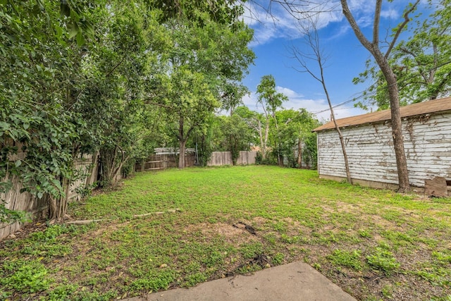 view of yard featuring a fenced backyard