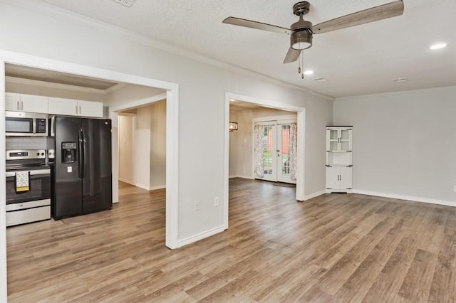 interior space featuring light wood-style floors, ornamental molding, and ceiling fan