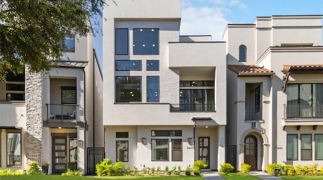 view of front facade featuring stucco siding