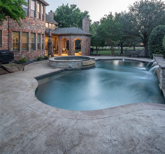 816 Stratton Mill Dr, Lucas, TX 75002 - view of swimming pool featuring a pool with connected hot tub and a patio area
