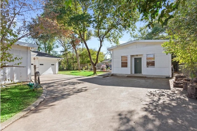 1324 Sunset St, Waco, TX 76710 - view of front of home with concrete driveway and a front yard