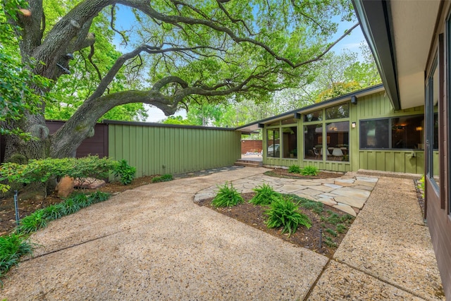 view of yard featuring a patio