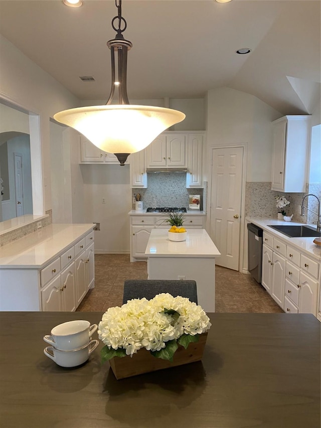 kitchen featuring gas stovetop, a sink, tasteful backsplash, and dishwasher