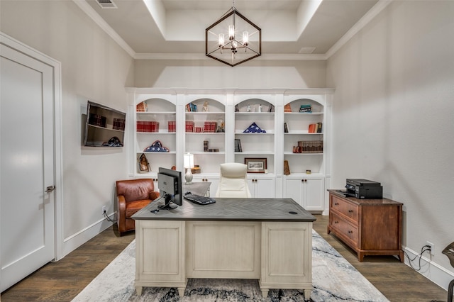 home office featuring dark wood-style flooring, a tray ceiling, a notable chandelier, and visible vents