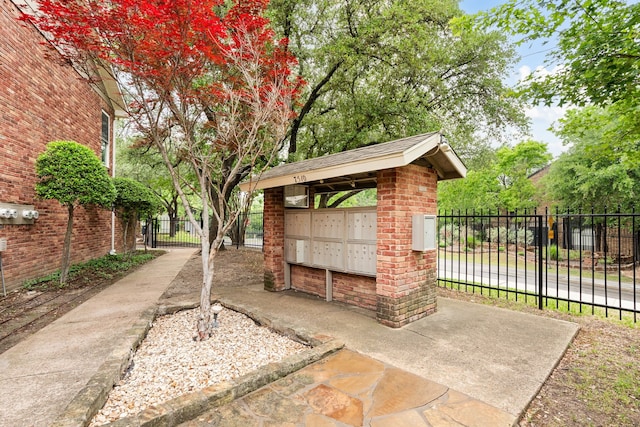 7510 Holly Hill Dr Unit 154, Dallas, TX 75231 - surrounding community with fence and mail area