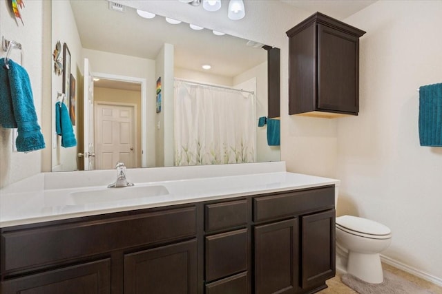 full bath featuring vanity, baseboards, a shower with shower curtain, and toilet