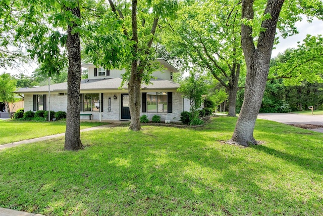 single story home featuring a front yard