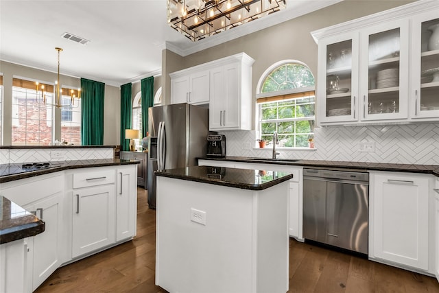 504 Glenbrook Ct, Southlake, TX 76092 - kitchen with appliances with stainless steel finishes, a sink, a chandelier, backsplash, and ornamental molding