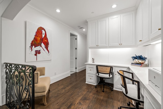 office area featuring crown molding, built in study area, baseboards, recessed lighting, and dark wood finished floors