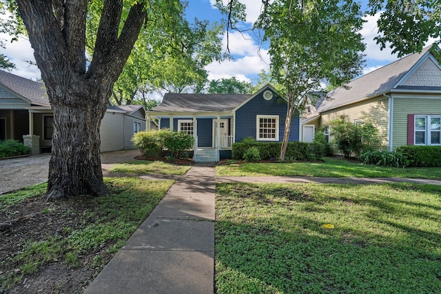 view of front facade with a front yard