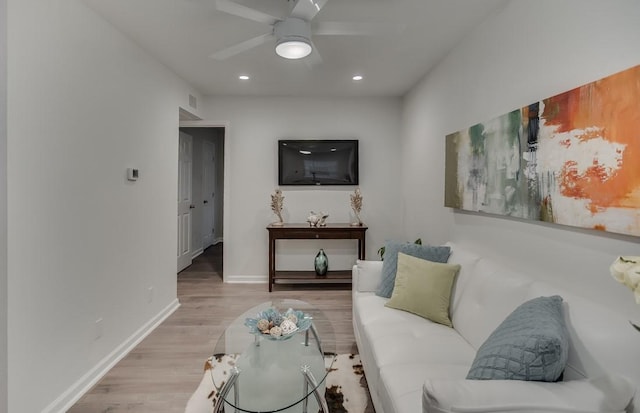 living area featuring recessed lighting, baseboards, a ceiling fan, wood finished floors, and visible vents
