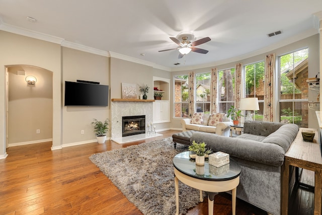 living room featuring visible vents, crown molding, and ceiling fan