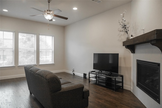 living area with baseboards, a ceiling fan, wood finished floors, and recessed lighting