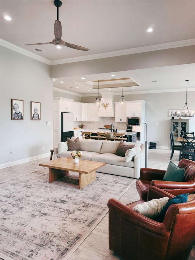 living area with baseboards, recessed lighting, ceiling fan, and visible vents