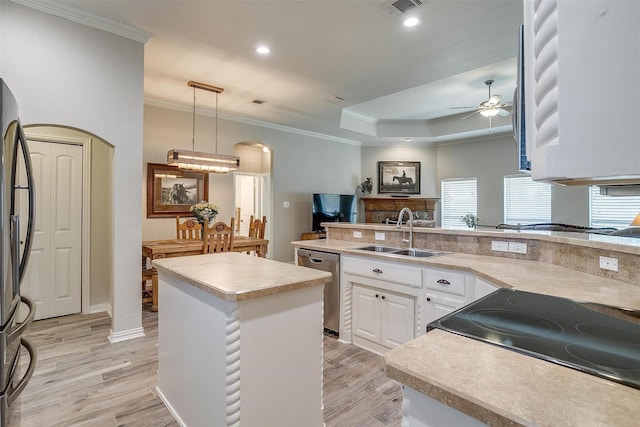 kitchen with crown molding, a sink, arched walkways, range, and stainless steel dishwasher